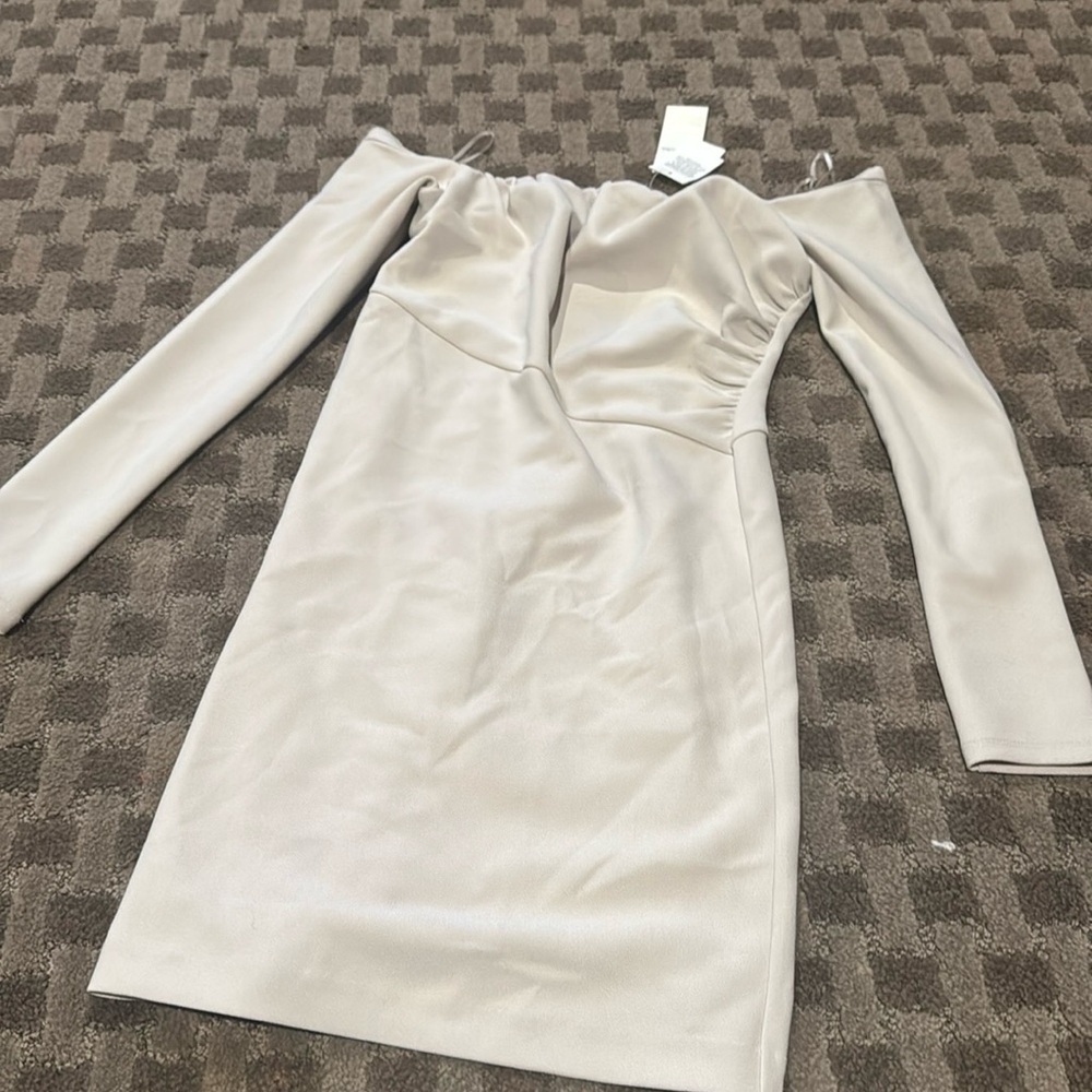Woman’s cream xs off shoulder dress